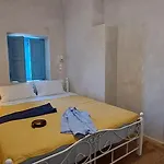 318 * Oia